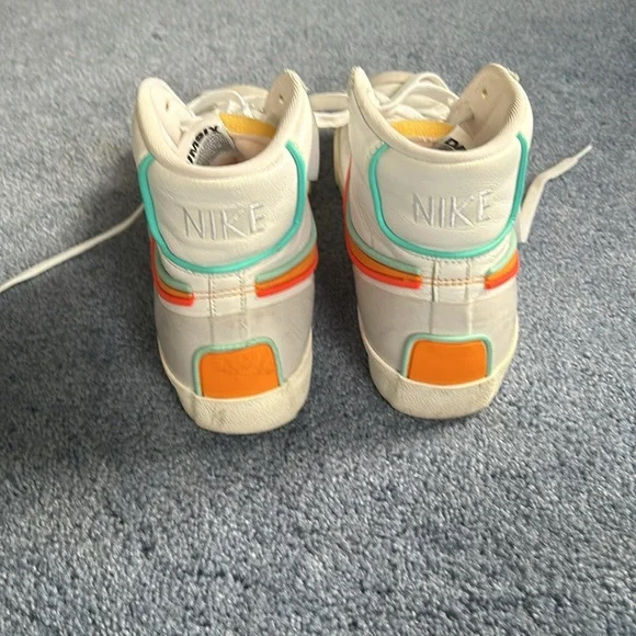 Nike Blazer Mid 77
Infinite Kumquat - orange, blue, red, and white - Picture 3 of 10